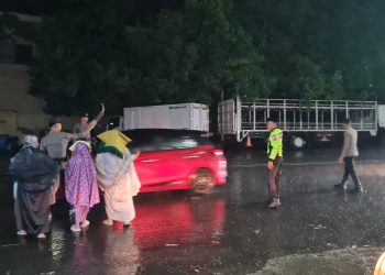 Personel Polres Maros Beri Pelayanan dan Pengamanan ke Masyarakat di Tengah Cuaca Ekstrem