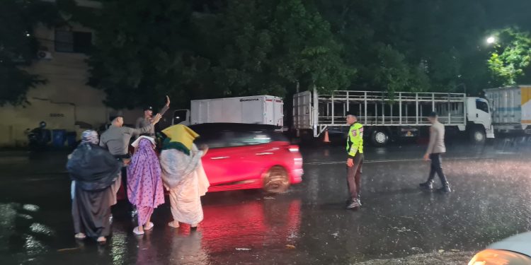 Personel Polres Maros Beri Pelayanan dan Pengamanan ke Masyarakat di Tengah Cuaca Ekstrem