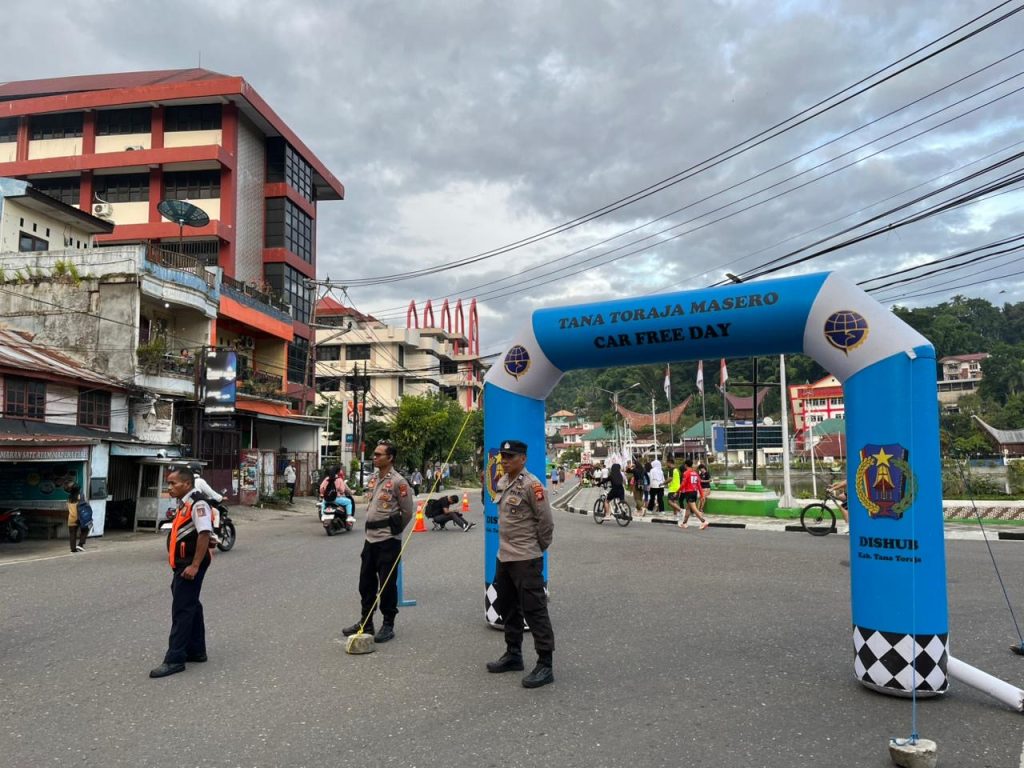 Pengamanan Humanis Personel Polres Tana Toraja Wujudkan Car Free Day Aman dan Tertib
