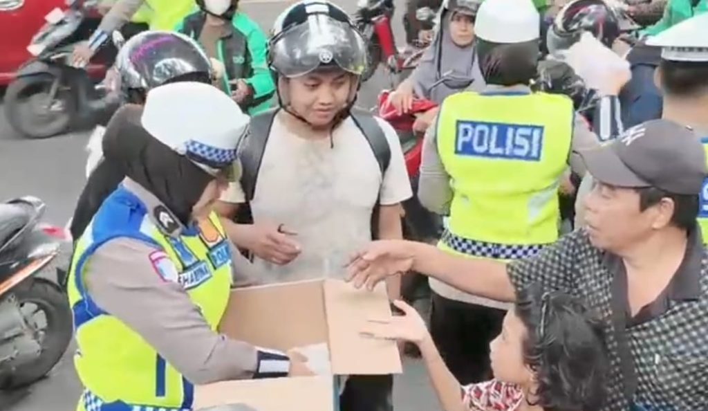 Personel Ditlantas Polda Sulsel Bagi Takjil ke Pengendara