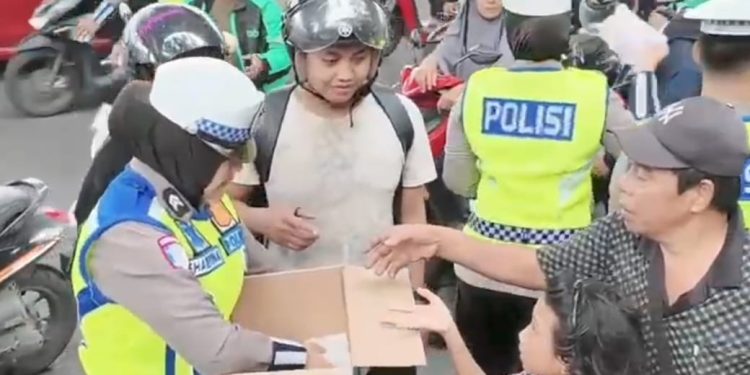 Personel Ditlantas Polda Sulsel Bagi Takjil ke Pengendara