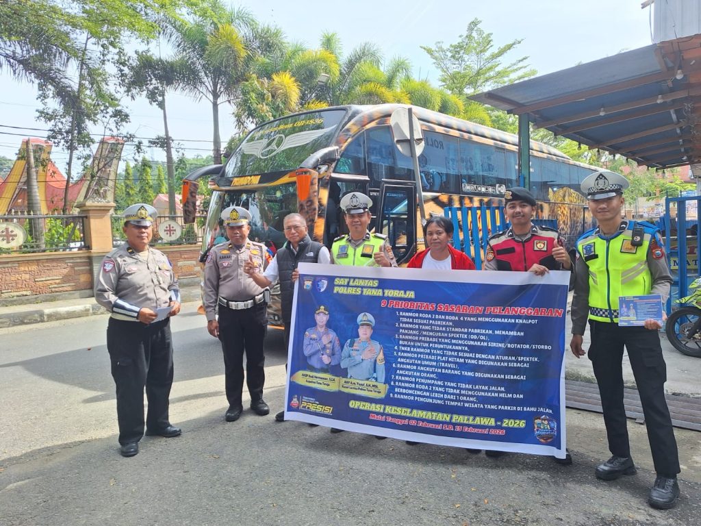 Personel Sat Lantas Polres Tator Edukasi Pengendara di Hari ke-2 Ops Keselamatan Pallawa