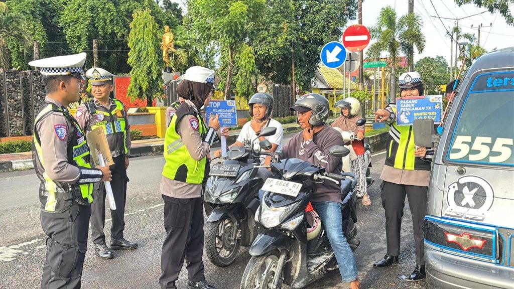 Personel Satlantas Polres Barru Beri Edukasi ke Pengguna Jalan di Hari Ke-2 Ops Keselamatan