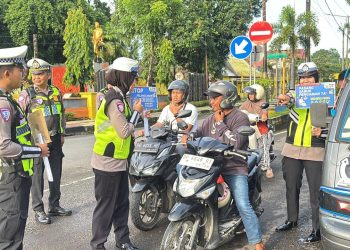 Personel Satlantas Polres Barru Beri Edukasi ke Pengguna Jalan di Hari Ke-2 Ops Keselamatan