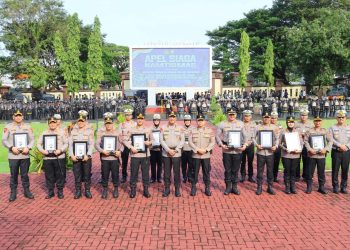 Kapolda Sulsel Beri Penghargaan ke Sejumlah Kapolres dan Kasat Lantas Atas Capaian Kinerja
