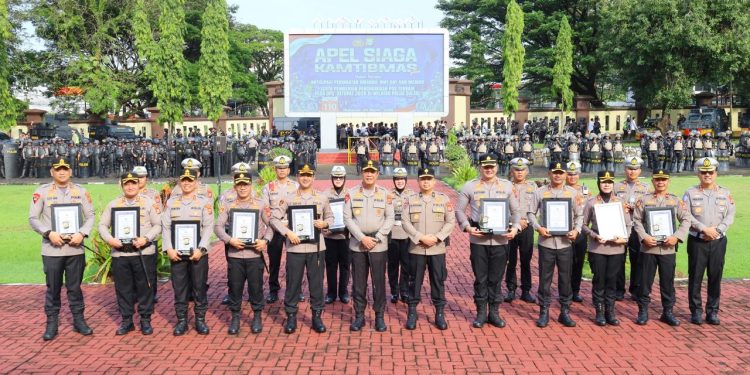 Kapolda Sulsel Beri Penghargaan ke Sejumlah Kapolres dan Kasat Lantas Atas Capaian Kinerja
