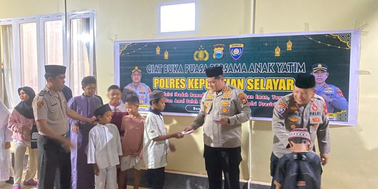Kapolres Kepulauan Selayar Kumpulkan Anak Yatim Untuk Buka Puasa Bersama