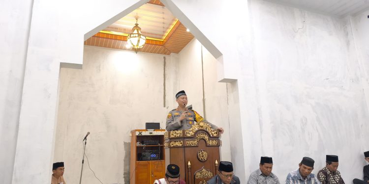 Safari Ramadhan 1447 H, Kapolres Tana Toraja Sampaikan Tausiah Tarawih di Masjid Nurul Yaqin Padangiring