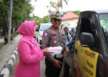 Personel Polres Jeneponto dan Bhayangkari Bagi Takjil Serta  Imbau Masyarakat Tertib Lalu Lintas