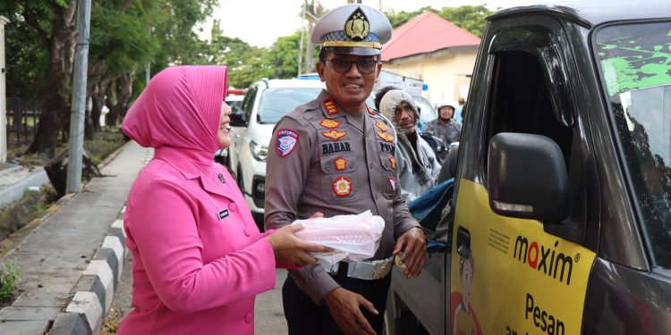 Personel Polres Jeneponto dan Bhayangkari Bagi Takjil Serta  Imbau Masyarakat Tertib Lalu Lintas