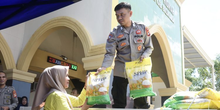 Polres Bulukumba Gelar Gerakan Pangan Murah, 1.250 Kg Beras SPHP Terjual