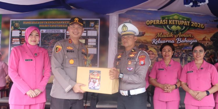 Kapolres Tana Toraja dan Ketua Bhayangkari Kunjungi Pos Ops Ketupat
