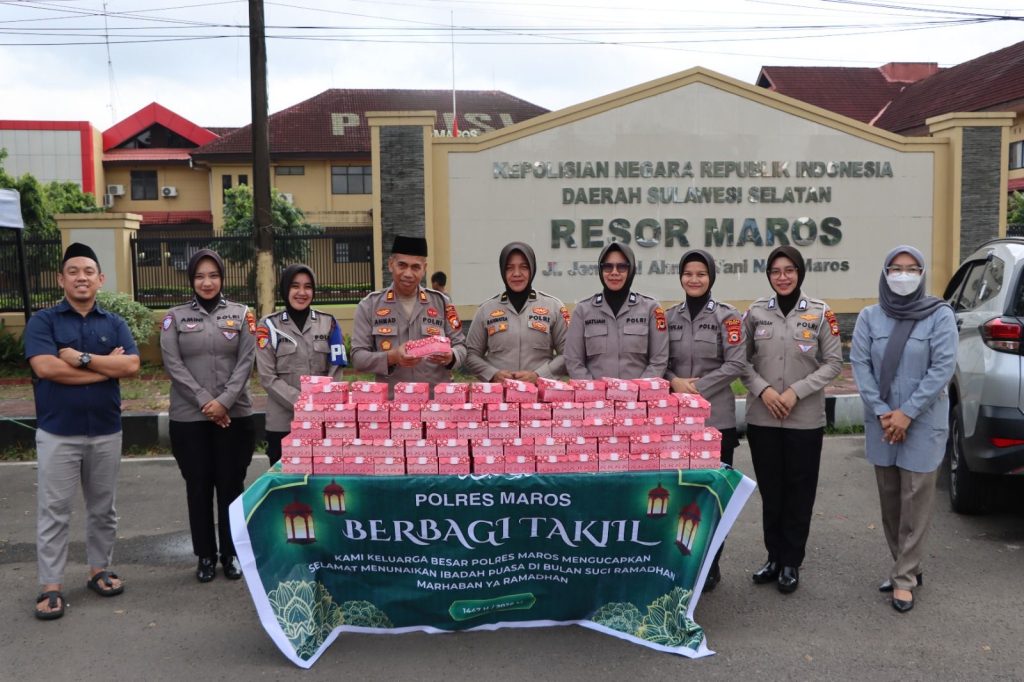 Sihumas dan Sium Polres Maros Berbagi Takjil, Pererat Silaturahmi di Bulan Ramadan