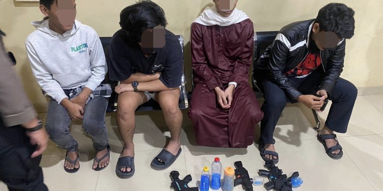 Personel Polres Bone Amankan 4 Pemuda Yang Main Tembakan Berpeluru Karet