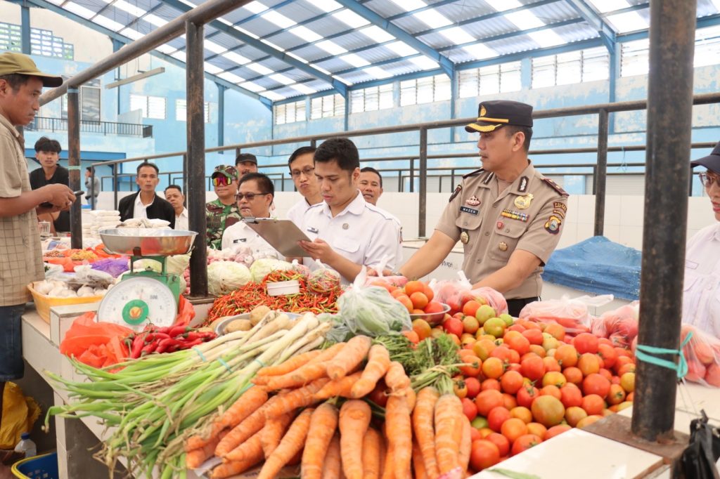 Polres Tana Toraja Bersama Forkopimda Lakukan Pengawasan Harga dan Ketersediaan Bahan Pokok di Pasar