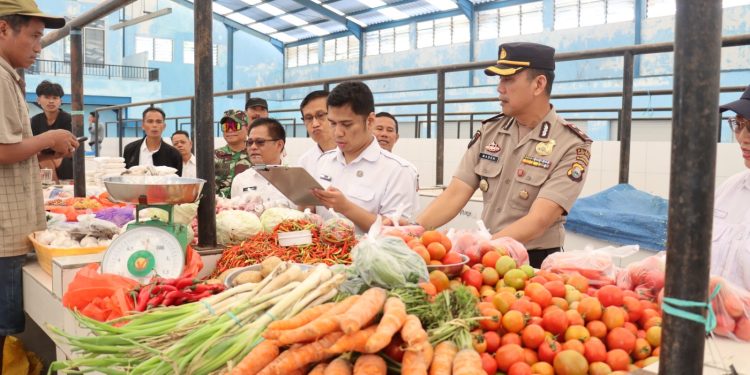 Polres Tana Toraja Bersama Forkopimda Lakukan Pengawasan Harga dan Ketersediaan Bahan Pokok di Pasar