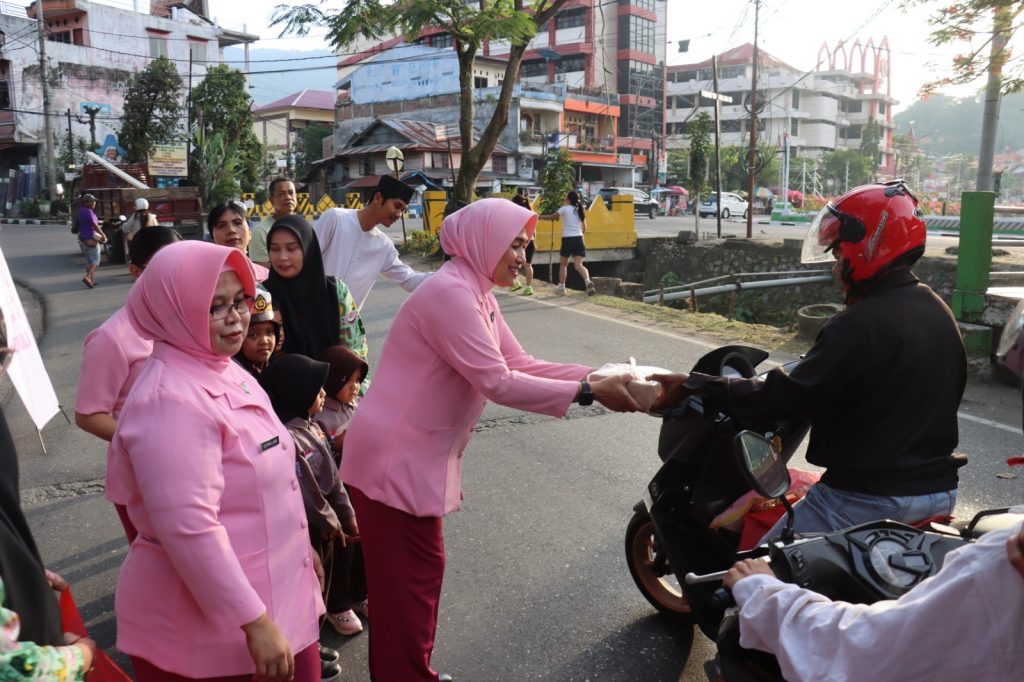Wujud Kepedulian di Bulan Suci Ramadan, Bhayangkari Polres Tana Toraja Bagi Takjil bersama Pocil