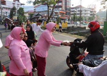 Wujud Kepedulian di Bulan Suci Ramadan, Bhayangkari Polres Tana Toraja Bagi Takjil bersama Pocil