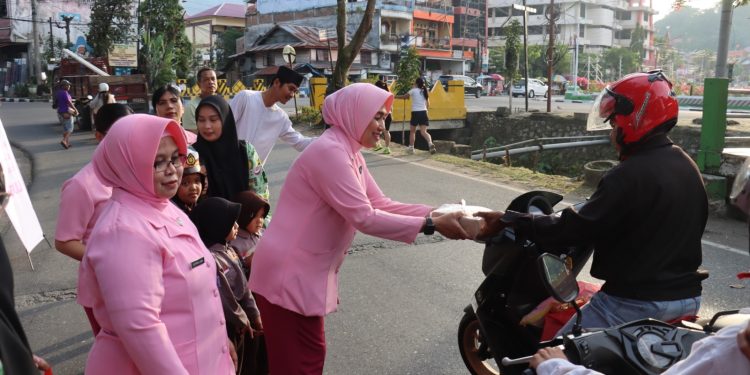 Wujud Kepedulian di Bulan Suci Ramadan, Bhayangkari Polres Tana Toraja Bagi Takjil bersama Pocil