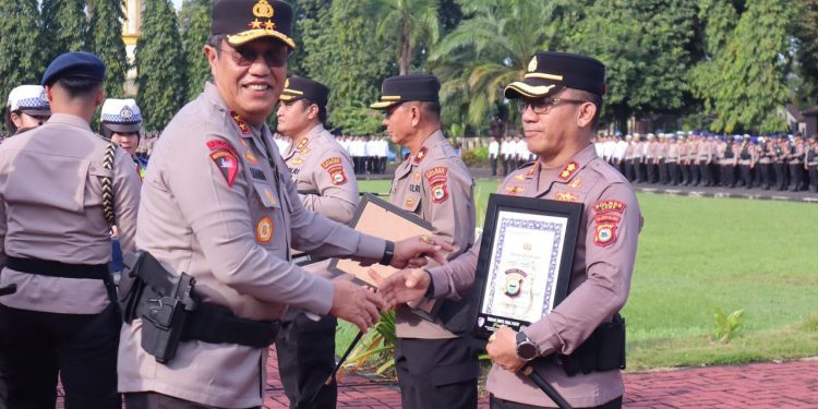 Kapolda Sulsel Beri Penghargaan ke Polres Luwu Atas Raihan Terbaik Umum Berita Viral Positif