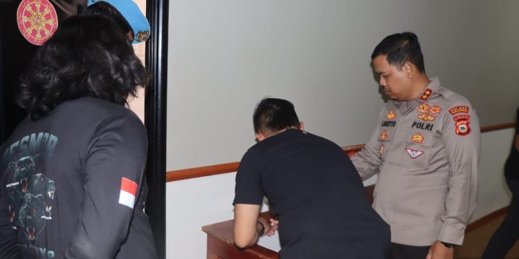 Personel Resmob Polres Toraja Utara Lakukan Tes Urine Mendadak