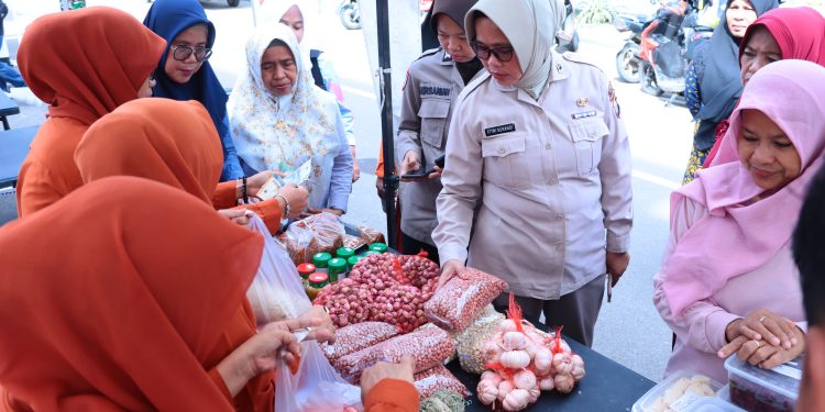 Stabilkan Kebutuhan Pokok, Polres Sidrap Gelar Pasar Murah Jelang Idul Fitri