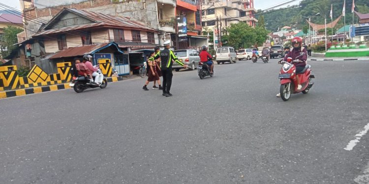 Polantas Presisi Hadir untuk Masyarakat, Sat Lantas Polres Tana Toraja Laksanakan Pam Tur Lalin Pagi