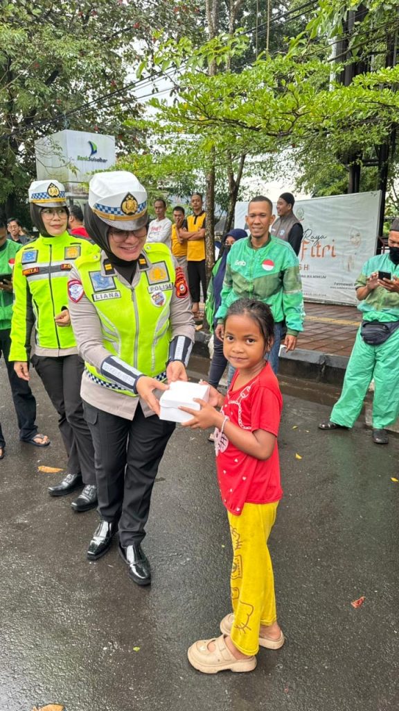 Personel Samsat Gowa Bagikan Takjil kepada Pengguna Jalan Jelang Waktu Berbuka Puasa