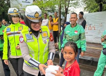 Personel Samsat Gowa Bagikan Takjil kepada Pengguna Jalan Jelang Waktu Berbuka Puasa