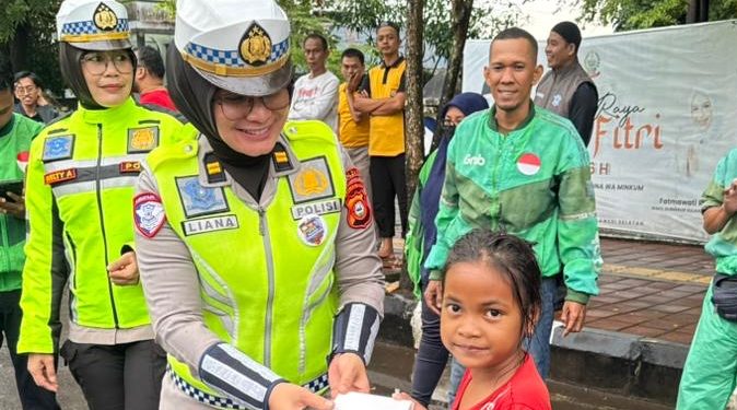 Personel Samsat Gowa Bagikan Takjil kepada Pengguna Jalan Jelang Waktu Berbuka Puasa