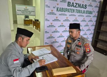 Polres Toraja Utara Serahkan Zakat Fitrah dan Infaq Personel ke Baznas Jelang Perayaan Idul Fitri 1447 H
