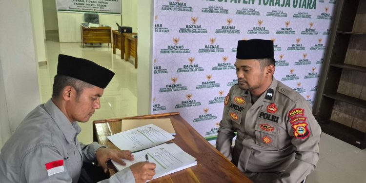 Polres Toraja Utara Serahkan Zakat Fitrah dan Infaq Personel ke Baznas Jelang Perayaan Idul Fitri 1447 H