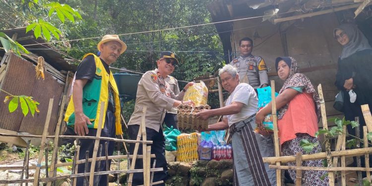 Salurkan Bantuan Pangan Ramadhan, Kapolres Tator: Polri Hadir Bantu Warga