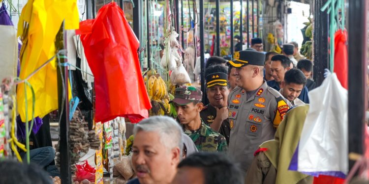Kapolres Pinrang Bersama Forkopimda Cek Ketersediaan dan Harga Sembako di Pasar Sentral