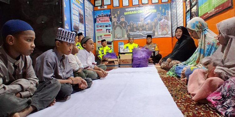 Personel Ditlantas Polda Sulsel Sahur Bersama Ojol dan Anak Panti Asuhan Al-Kabiru Makassar