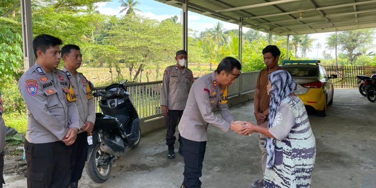 Kapolres Soppeng Salurkan Zakat di Polsek Jajaran pada Minggu Terakhir Ramadhan
