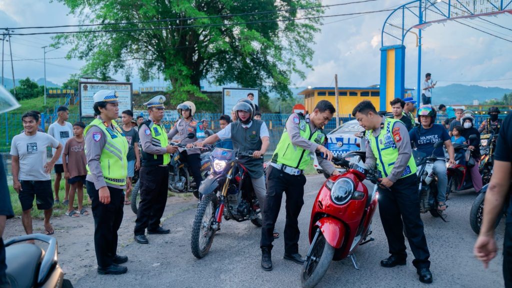 Personel Polres Pinrang Tertibkan Balap Liar di Patampanua, Puluhan Motor Diamankan