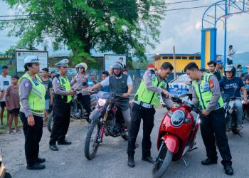‎Personel Polres Pinrang Tertibkan Balap Liar di Patampanua, Puluhan Motor Diamankan