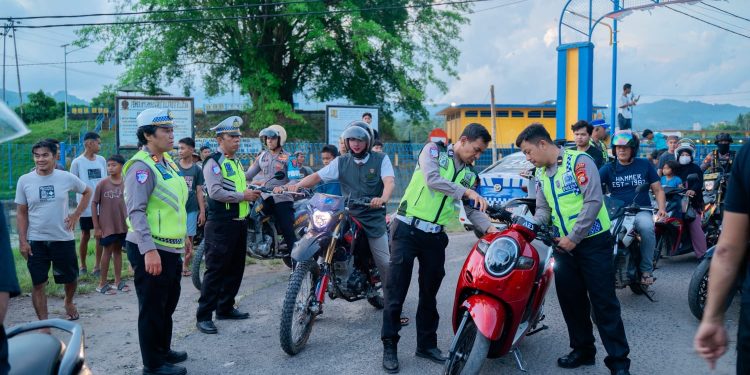 ‎Personel Polres Pinrang Tertibkan Balap Liar di Patampanua, Puluhan Motor Diamankan