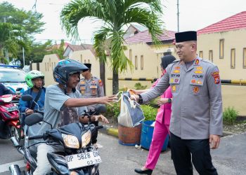 ‎Hari ke-20 Ramadan, Kapolres Pinrang dan Bhayangkari Berbagi Takjil kepada Masyarakat