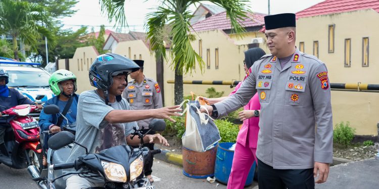 ‎Hari ke-20 Ramadan, Kapolres Pinrang dan Bhayangkari Berbagi Takjil kepada Masyarakat