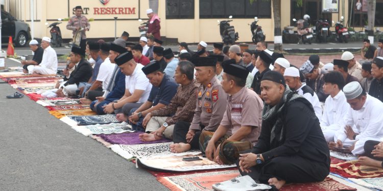 Kapolres Pinrang Hadiri Pelaksanaan Sholat Idul Fitri 1447 H