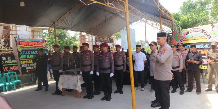Polres Pinrang Gelar Upacara Pemakaman Secara Kedinasan  Untuk Alm AKP Nawir Eming