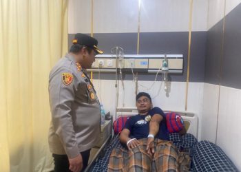Kapolres Selayar Jenguk Briptu Muhlis Yang Jalani Operasi Patah Tulang Saat Amankan ODGJ
