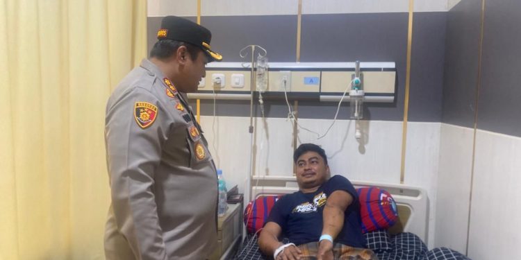 Kapolres Selayar Jenguk Briptu Muhlis Yang Jalani Operasi Patah Tulang Saat Amankan ODGJ