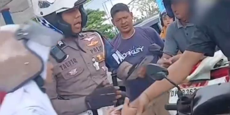 Sigap! Personel Sat Lantas Polres Bulukumba Bantu Temukan Handphone Pelajar yang Hilang