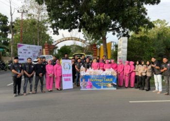 Satres Narkoba Polres Wajo bersama Bhayangkari Berbagi Takjil ke Masyarakat