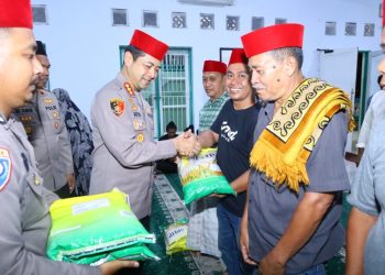 Safari Ramadhan di Tamalate, Kapolrestabes Makassar Resmikan Fasilitas Masjid dan Beri Bantuan