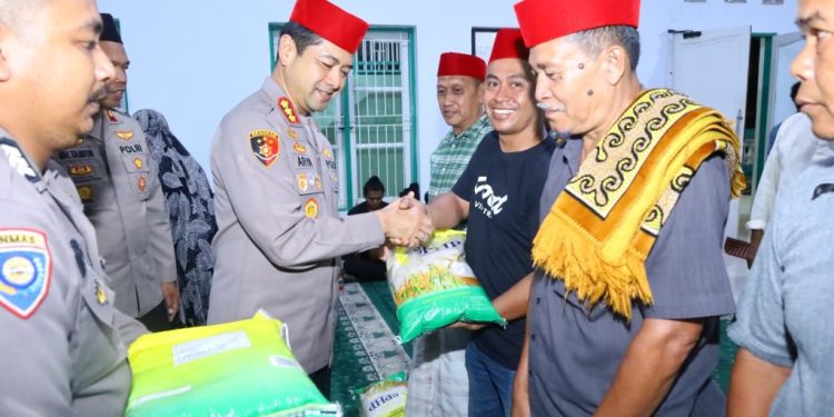 Safari Ramadhan di Tamalate, Kapolrestabes Makassar Resmikan Fasilitas Masjid dan Beri Bantuan