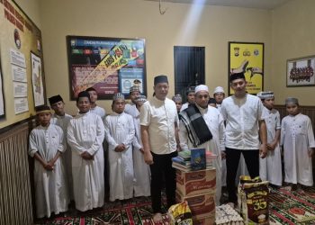 Kasat Narkoba Polres Maros Pimpin Pembagian Takjil Sekaligus Buka Puasa Bersama Anak Santri